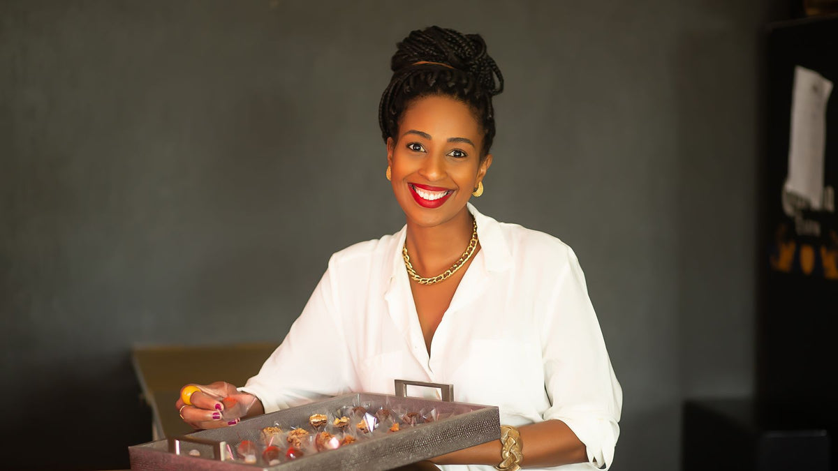 Confeiteira Carolina Santos, fundadora da Carolices, hoje Maravilhas da Carol, com uma bandeja de brigadeiros gourmet