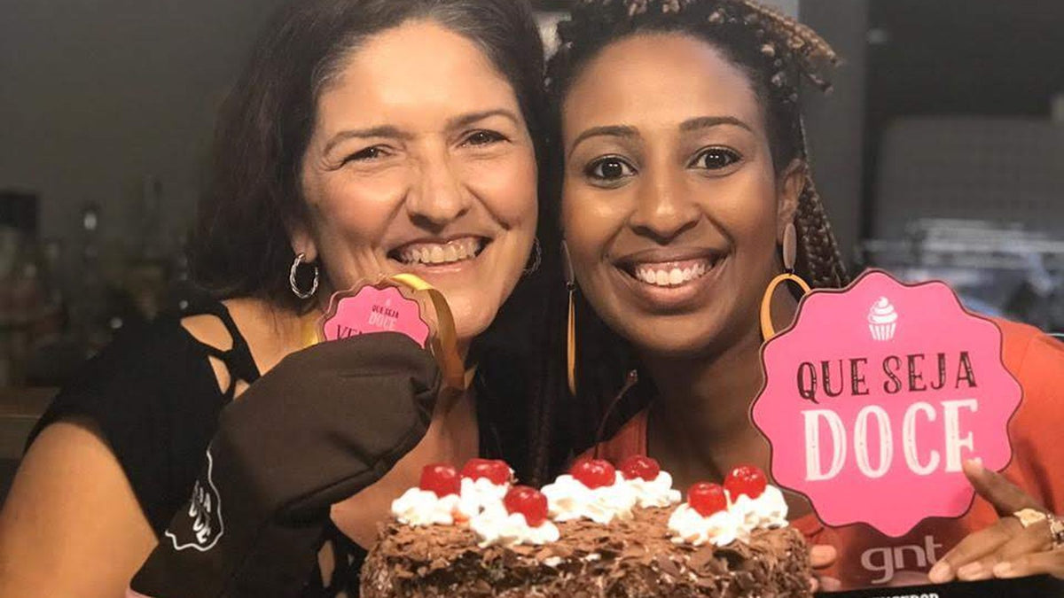 Carol Santos com a Floresta Negra autoral e o troféu de vencedora do Que Seja Doce, do GNT, em abril de 2019