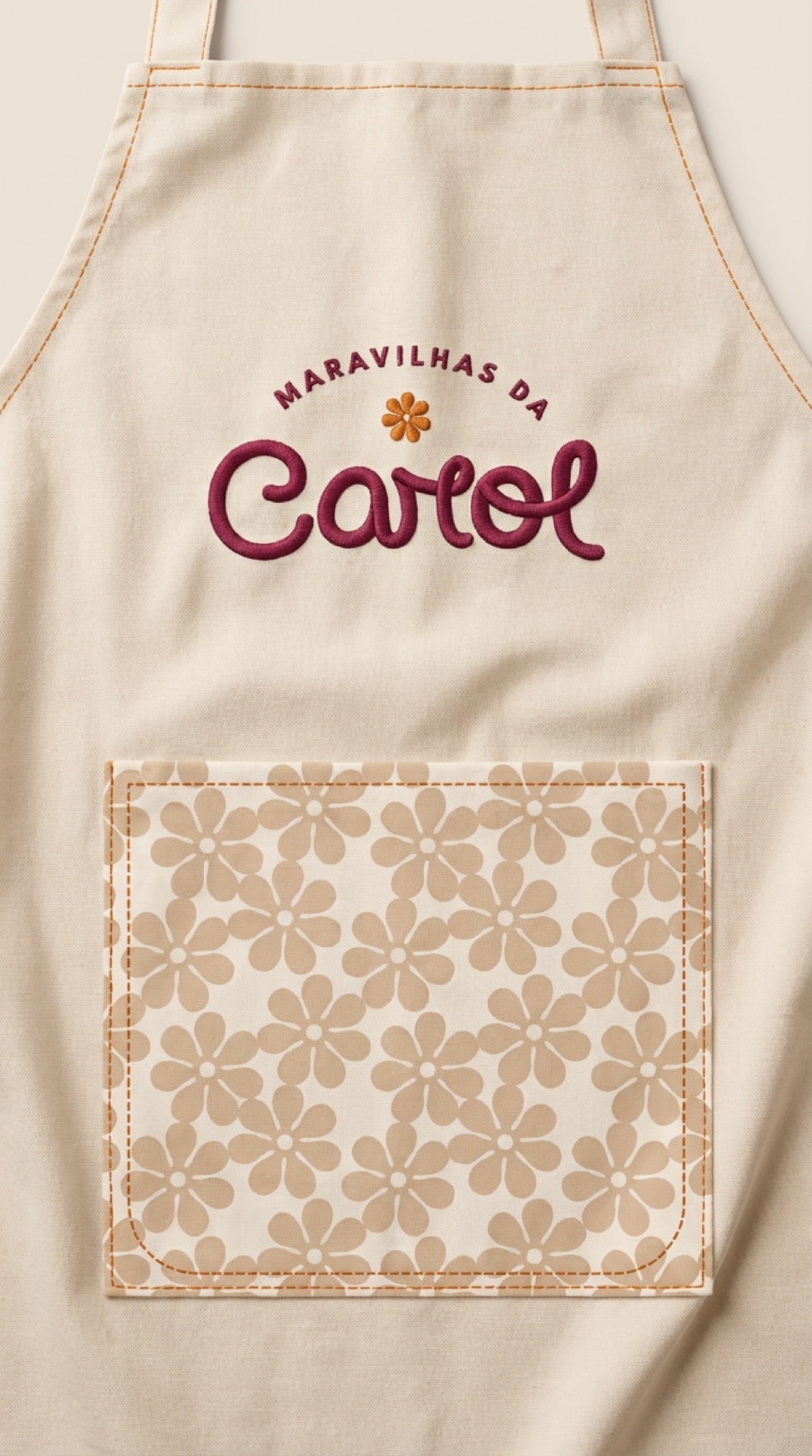 Avental com o logo da Maravilhas da Carol, a nova marca da Carolices, e a estampa de flor de cacau no bolso