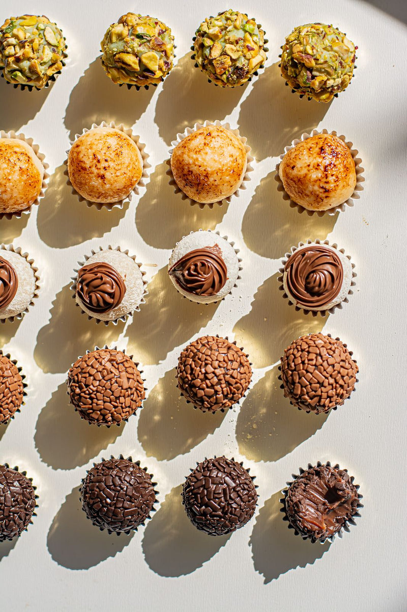 Brigadeiros gourmet sortidos em forminhas: pistache, coco queimado, chocolate e granulado