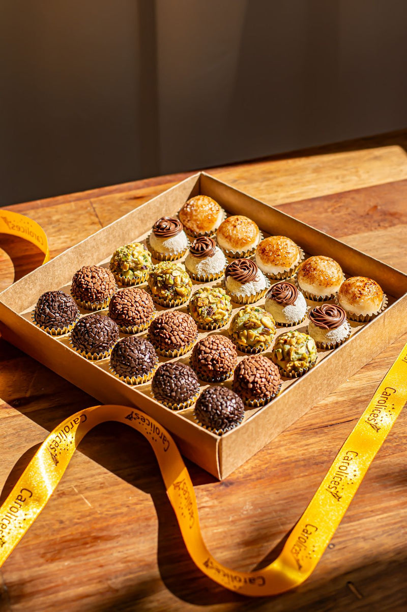 Caixa kraft com brigadeiros gourmet sortidos e fita amarela, para presentear