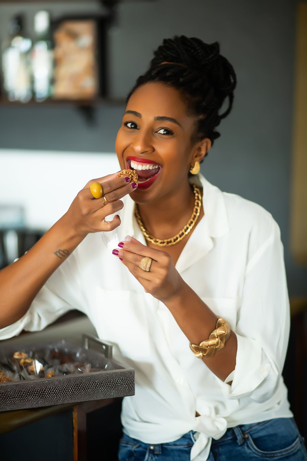 Carolina Santos, a Carol, confeiteira da Maravilhas da Carol, provando um brigadeiro